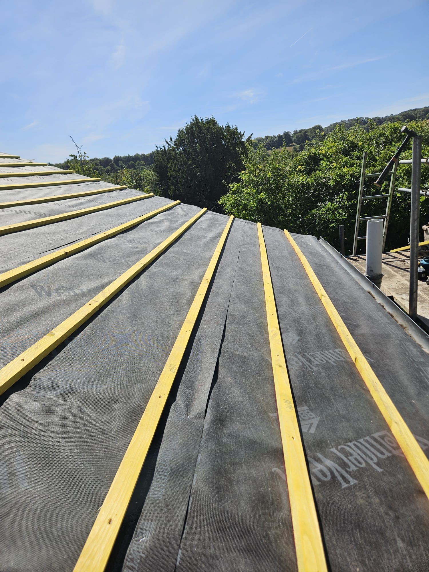 New breathable roofing underlay and treated battens fitted during a Surrey re-roof